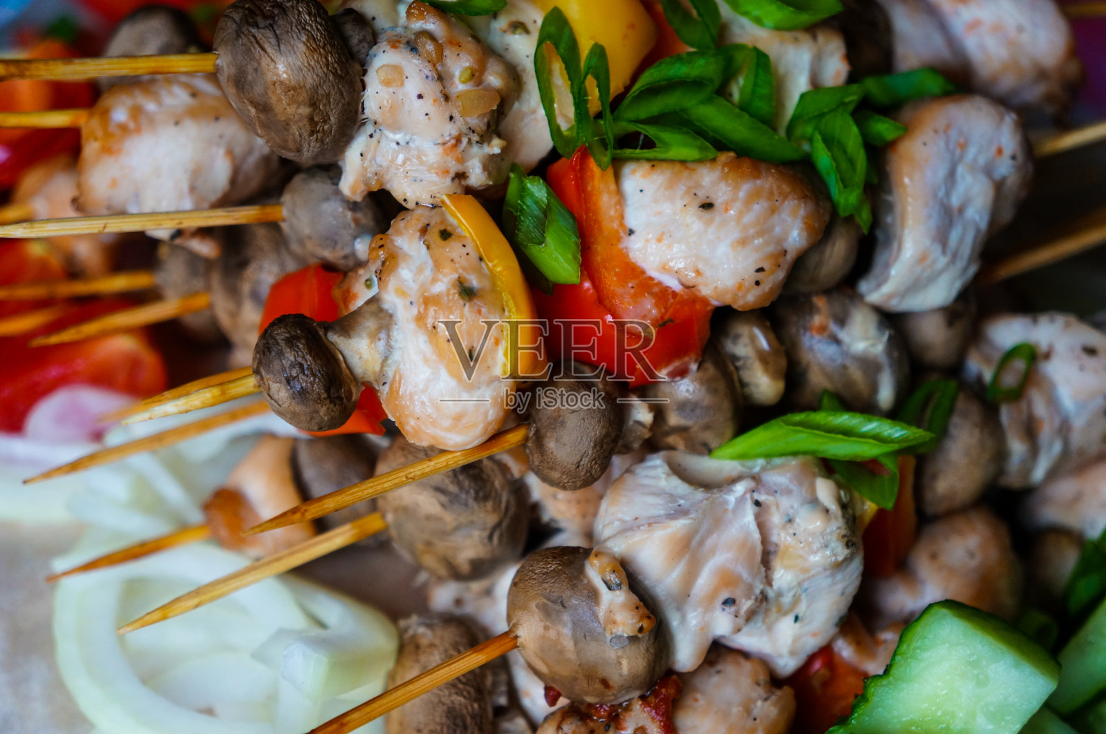 鸡柳串上辣椒和蘑菇照片摄影图片