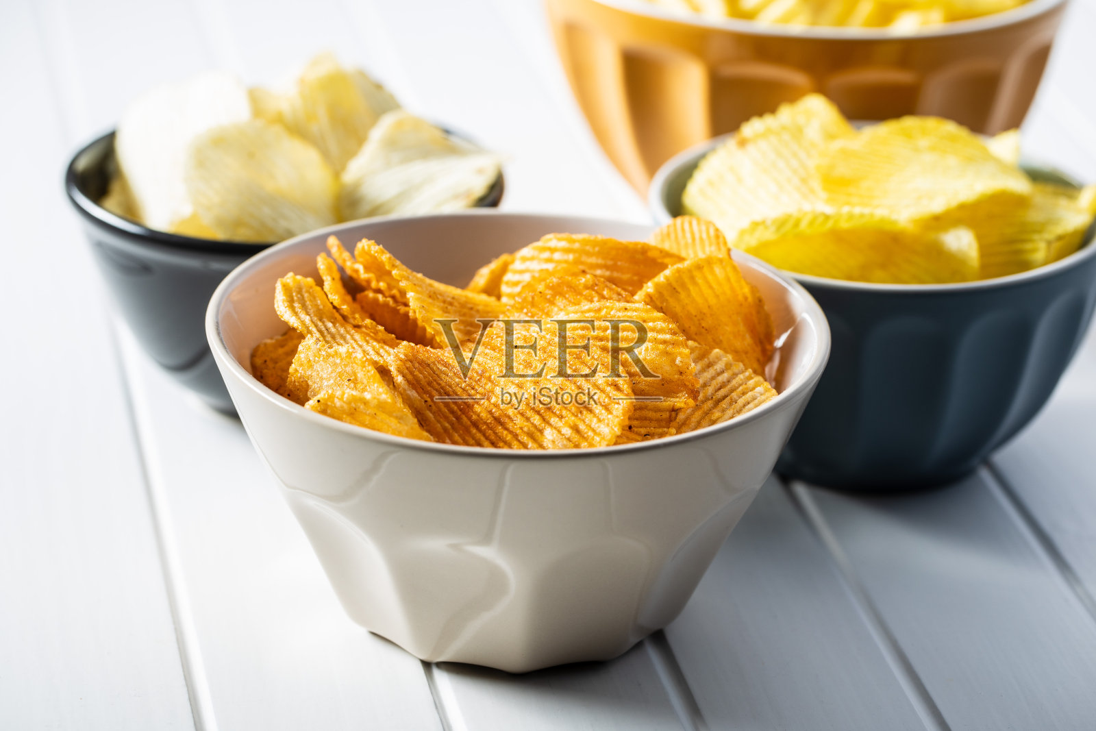 各种口味的脆薯片。照片摄影图片