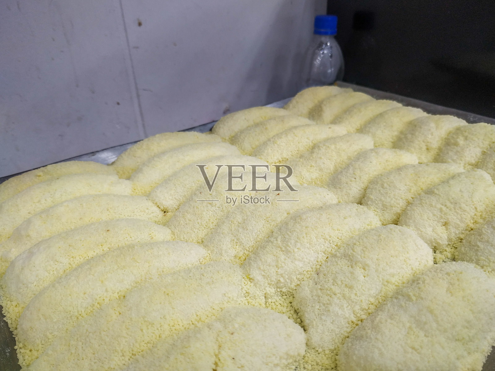 白色传统甜食，以牛奶为食底照片摄影图片