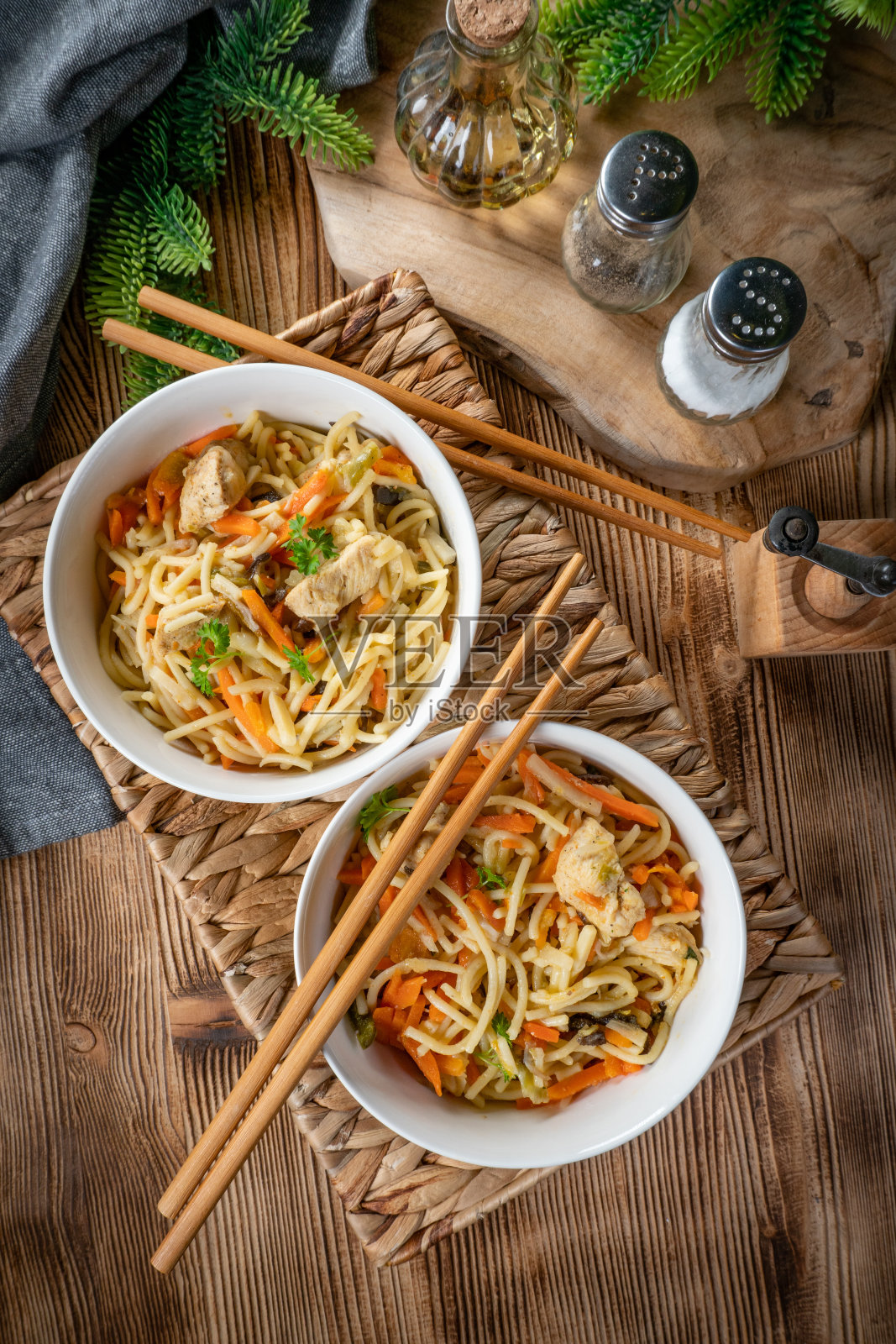 鸡肉蔬菜炒面。照片摄影图片