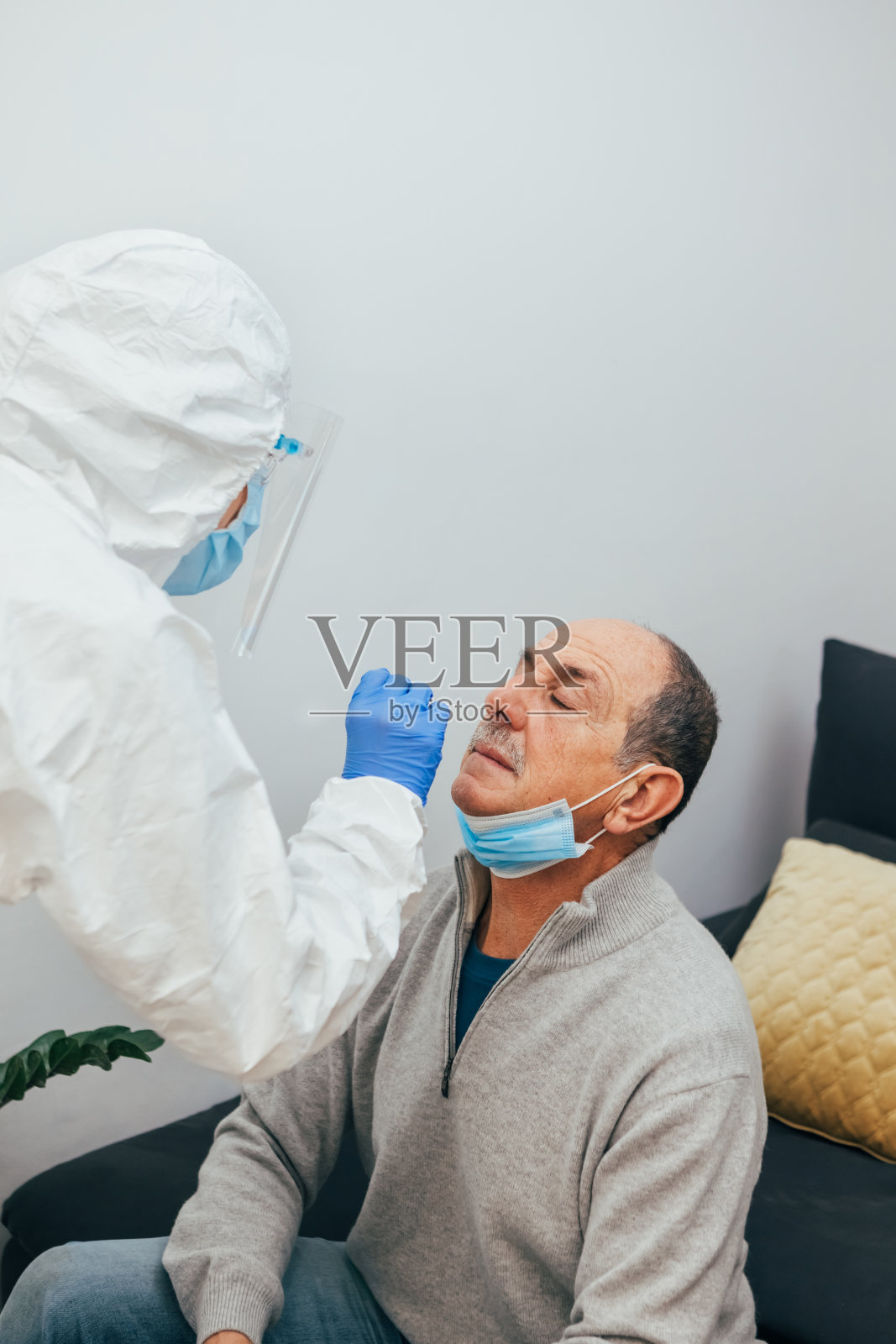 在家访中对患者进行冠状病毒检测。照片摄影图片