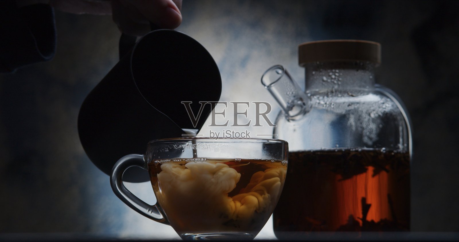 在茶中加入牛奶照片摄影图片