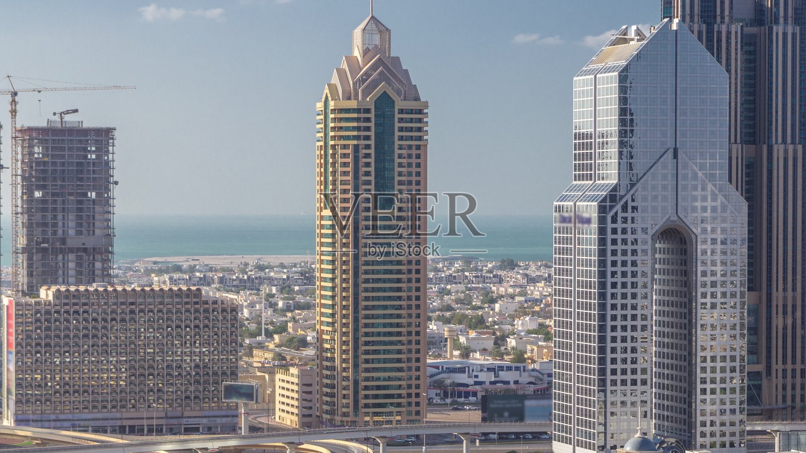 迪拜摩天大楼和道路枢纽延时鸟瞰照片摄影图片