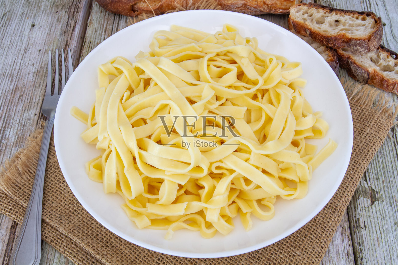 一盘涂了黄油的意大利扁面照片摄影图片
