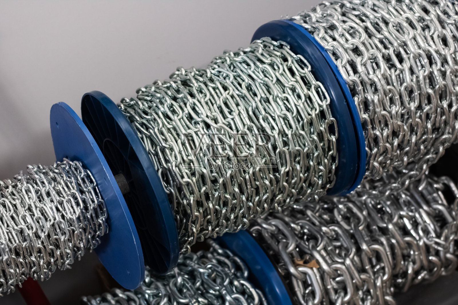 大链条缠绕成一个线圈闭合照片摄影图片