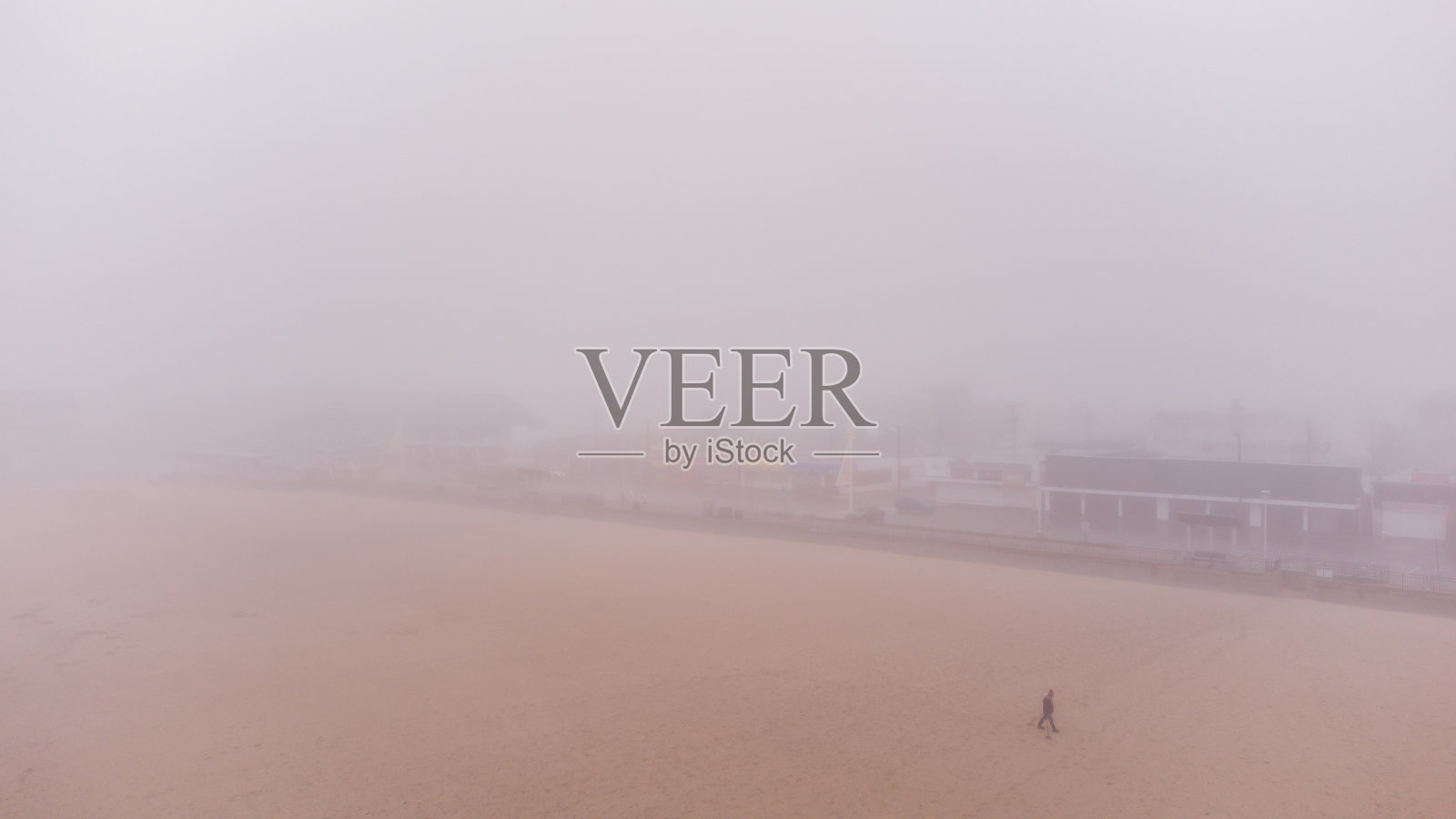 冬季美国新罕布什尔州汉普顿海滩有雾照片摄影图片