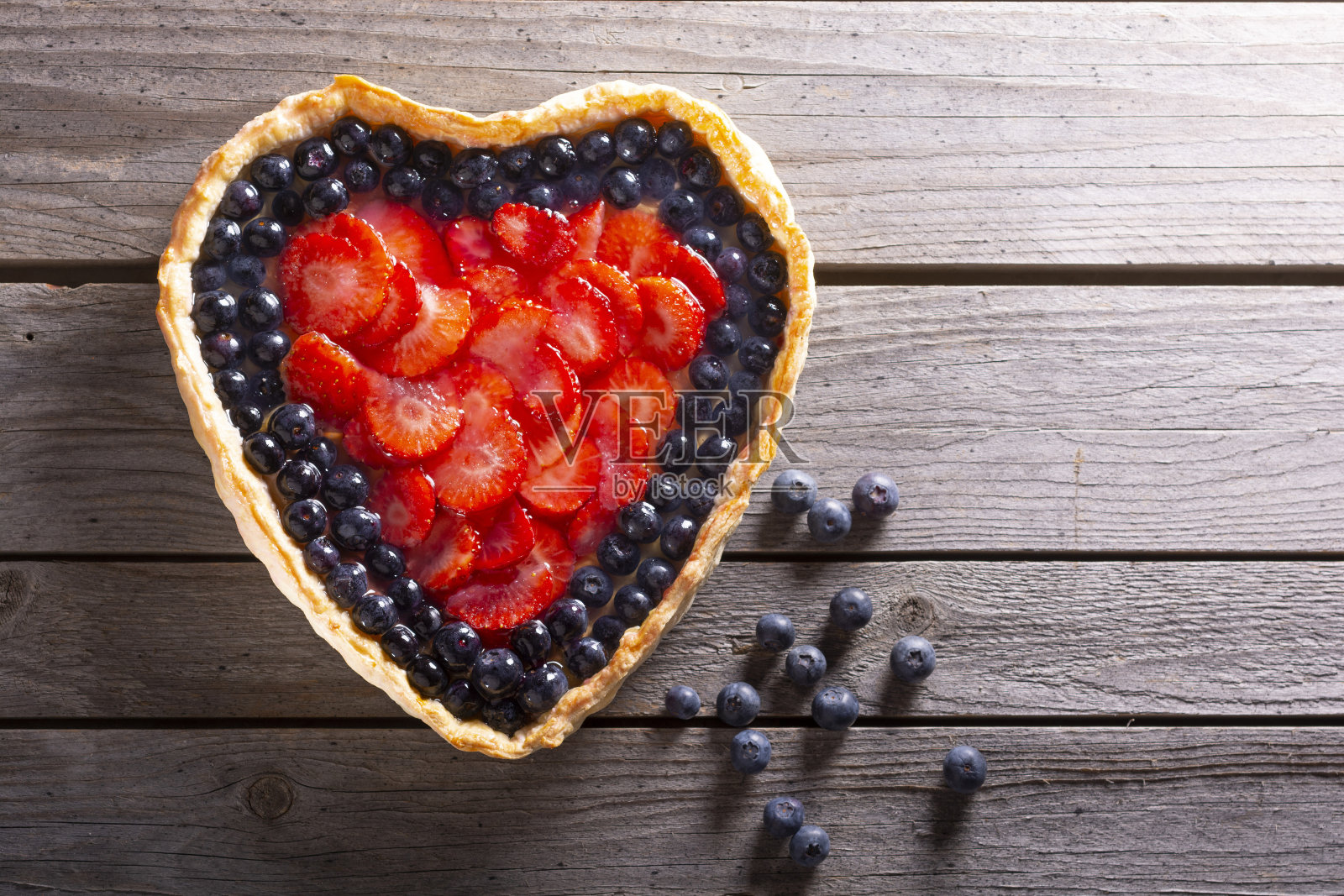 草莓和蓝莓心形蛋糕照片摄影图片