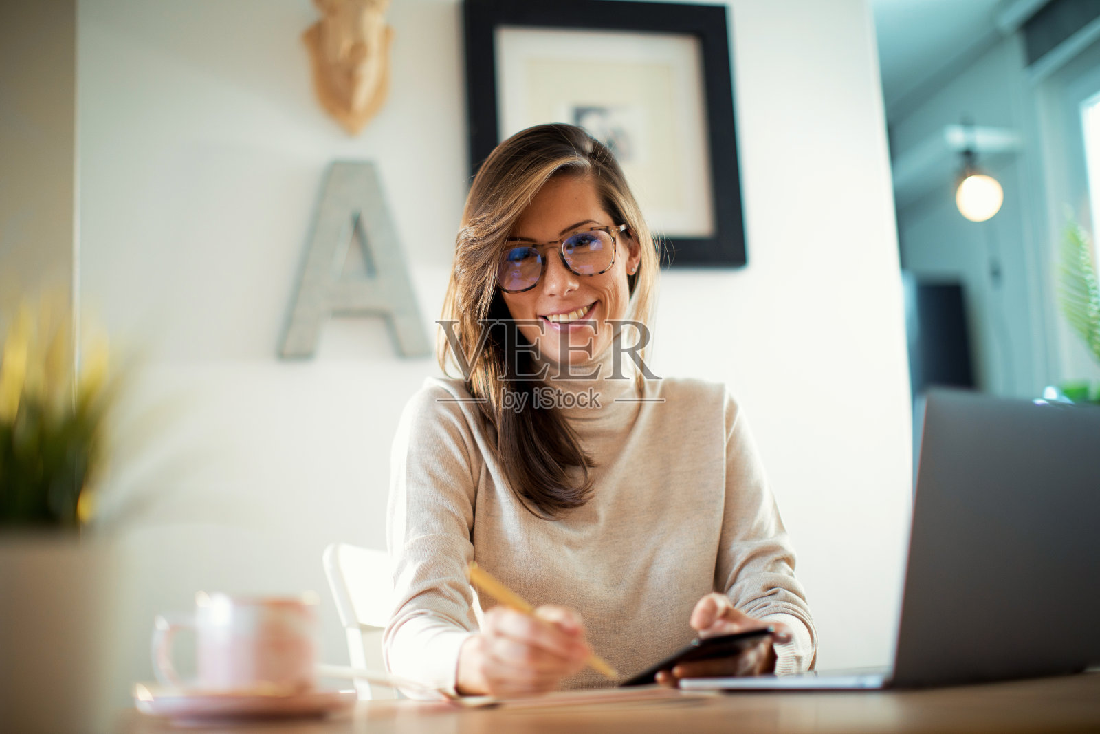 在家工作的年轻女性的照片照片摄影图片
