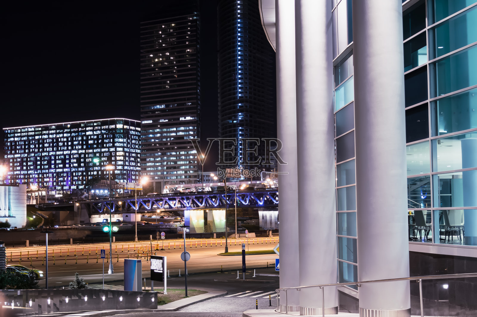 莫斯科的夜景，高楼大厦，道路和汽车照片摄影图片