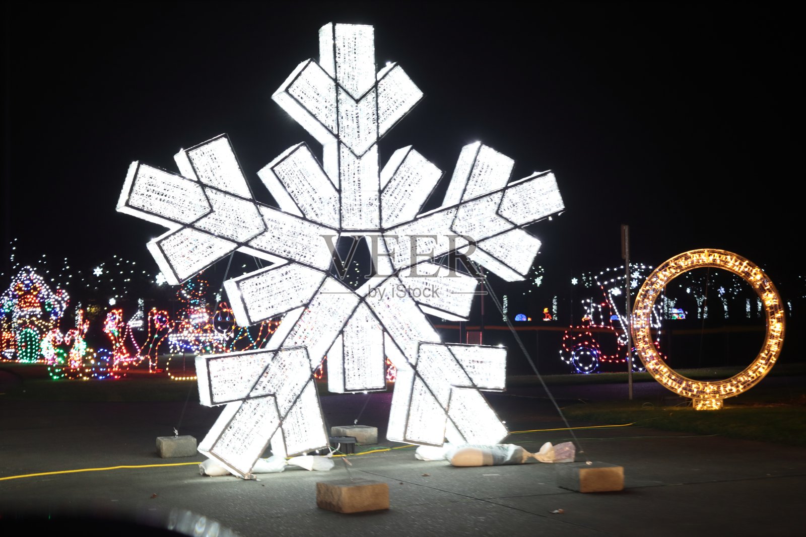 雪花假日灯光展示照片摄影图片