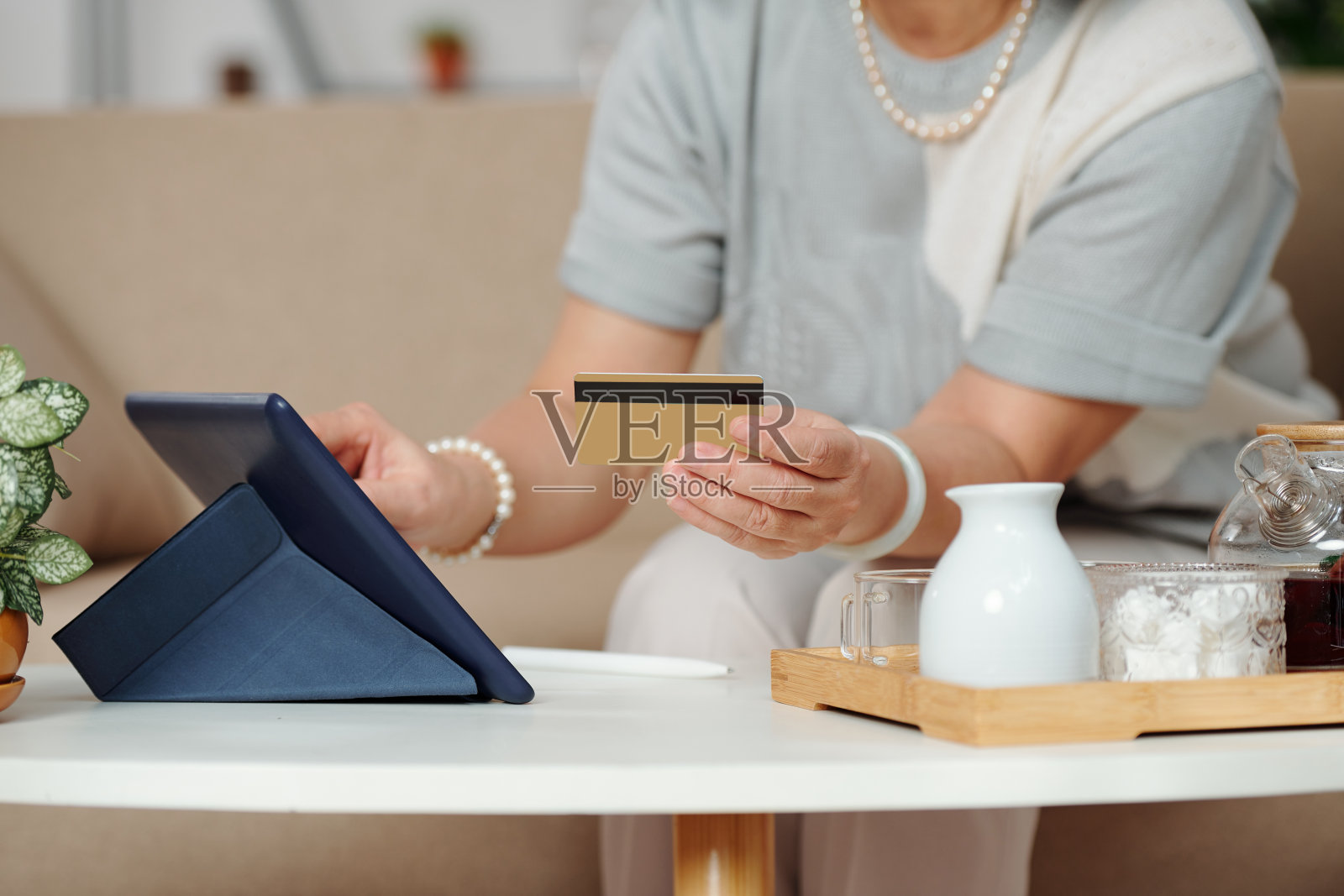 老年妇女网上购物照片摄影图片