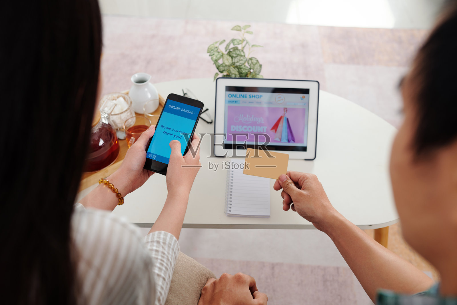 情侣在线购物照片摄影图片