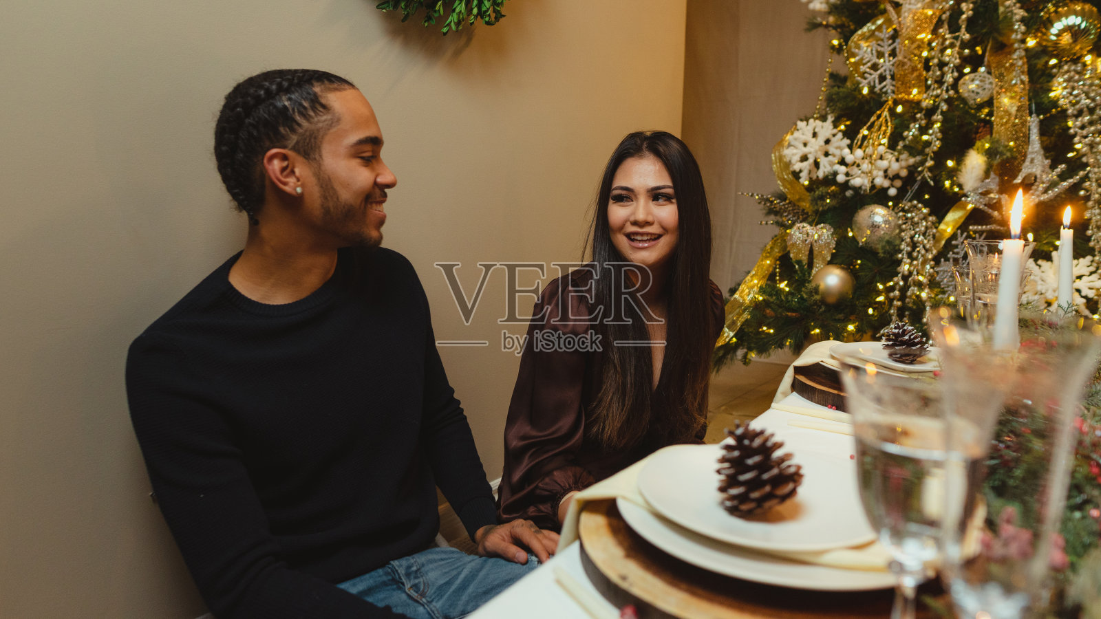 情侣们享受冬日约会之夜照片摄影图片