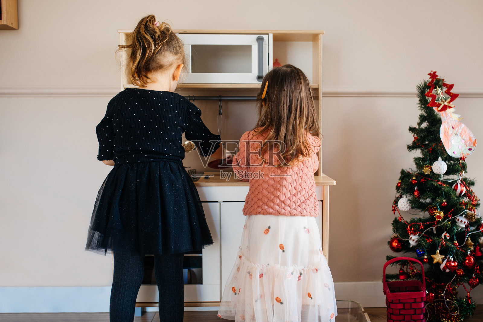 快乐的孩子们玩玩具厨房照片摄影图片