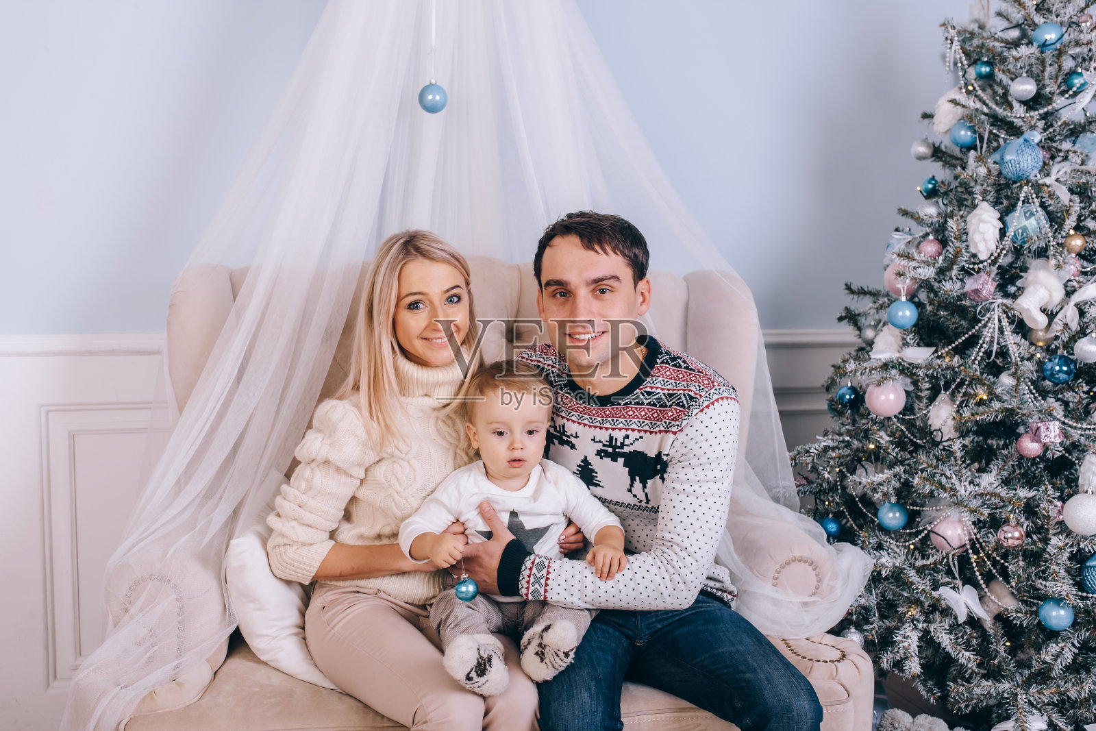 一张幸福家庭坐在沙发上的肖像照片摄影图片