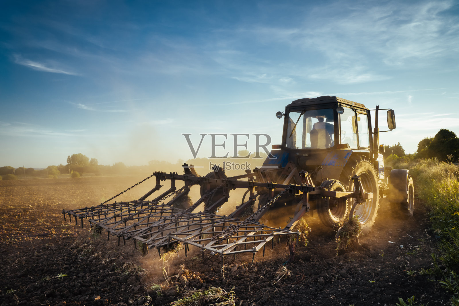 拖拉机犁地。农业的形象照片摄影图片