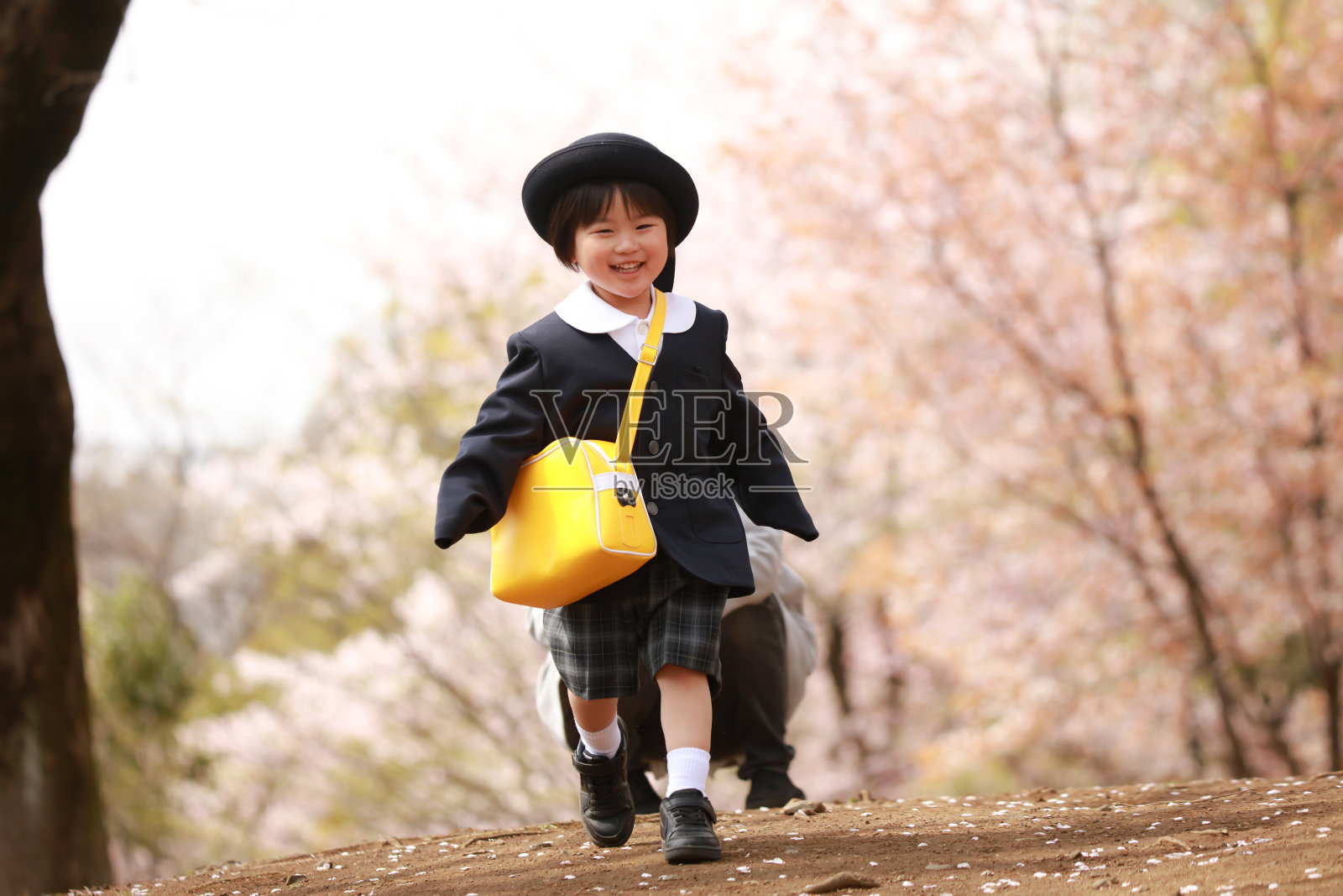 跑步的男孩照片摄影图片