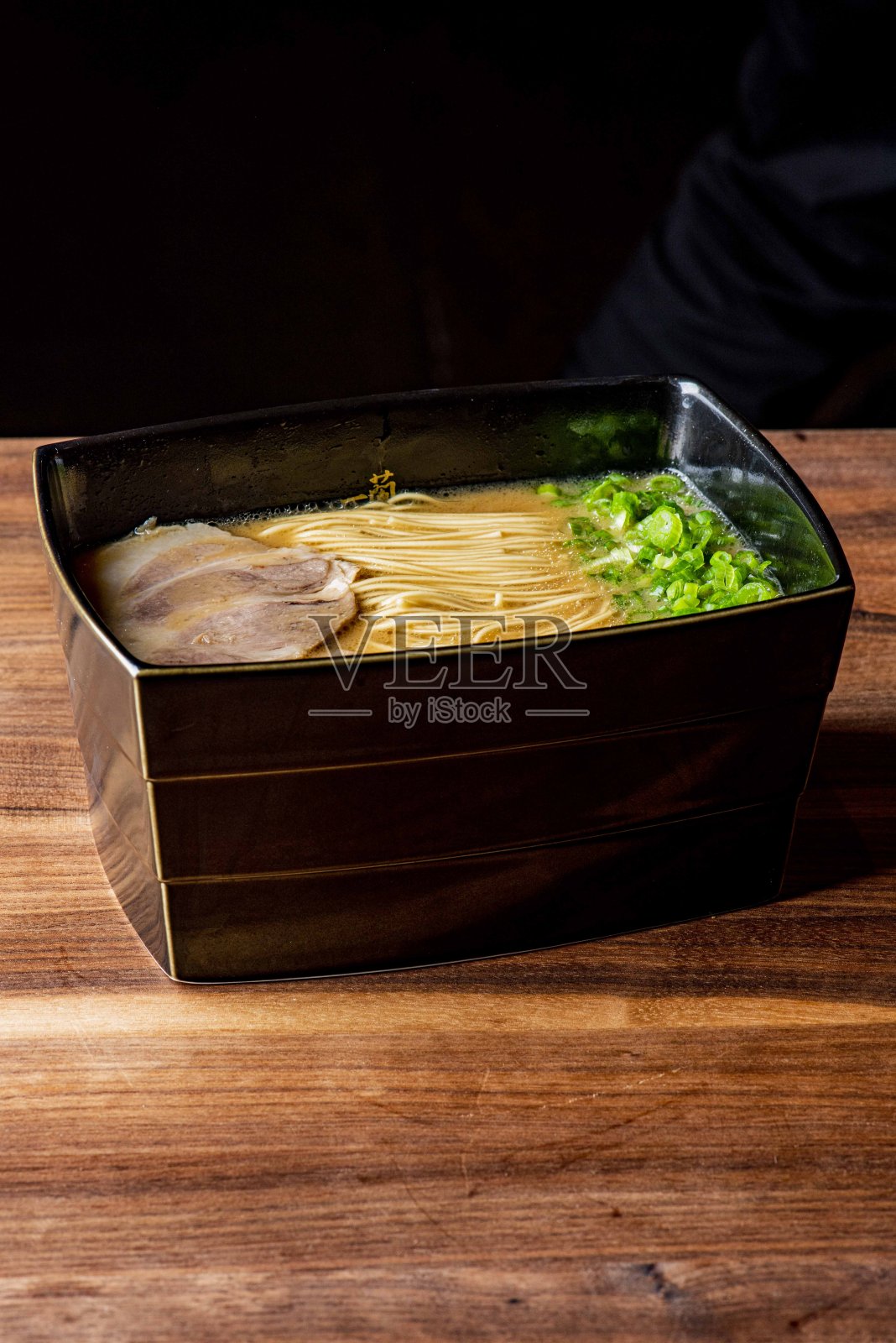 拉面。越南粉汤，泰式炒粉或拉面。日本、越南和泰国美食的最爱。汤有肉汤，面条，猪肉，鸡肉，豆腐，葱，香菜，豆芽，花生和辣椒酱。照片摄影图片