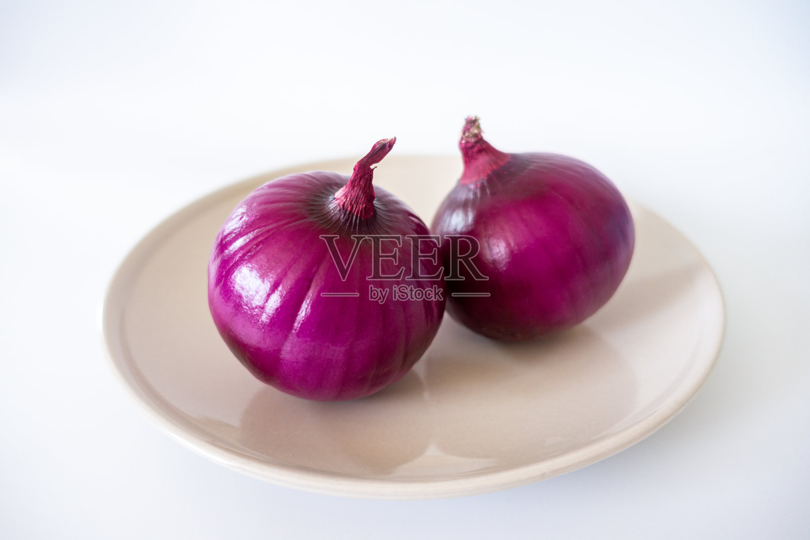 紫洋葱放在盘子里照片摄影图片