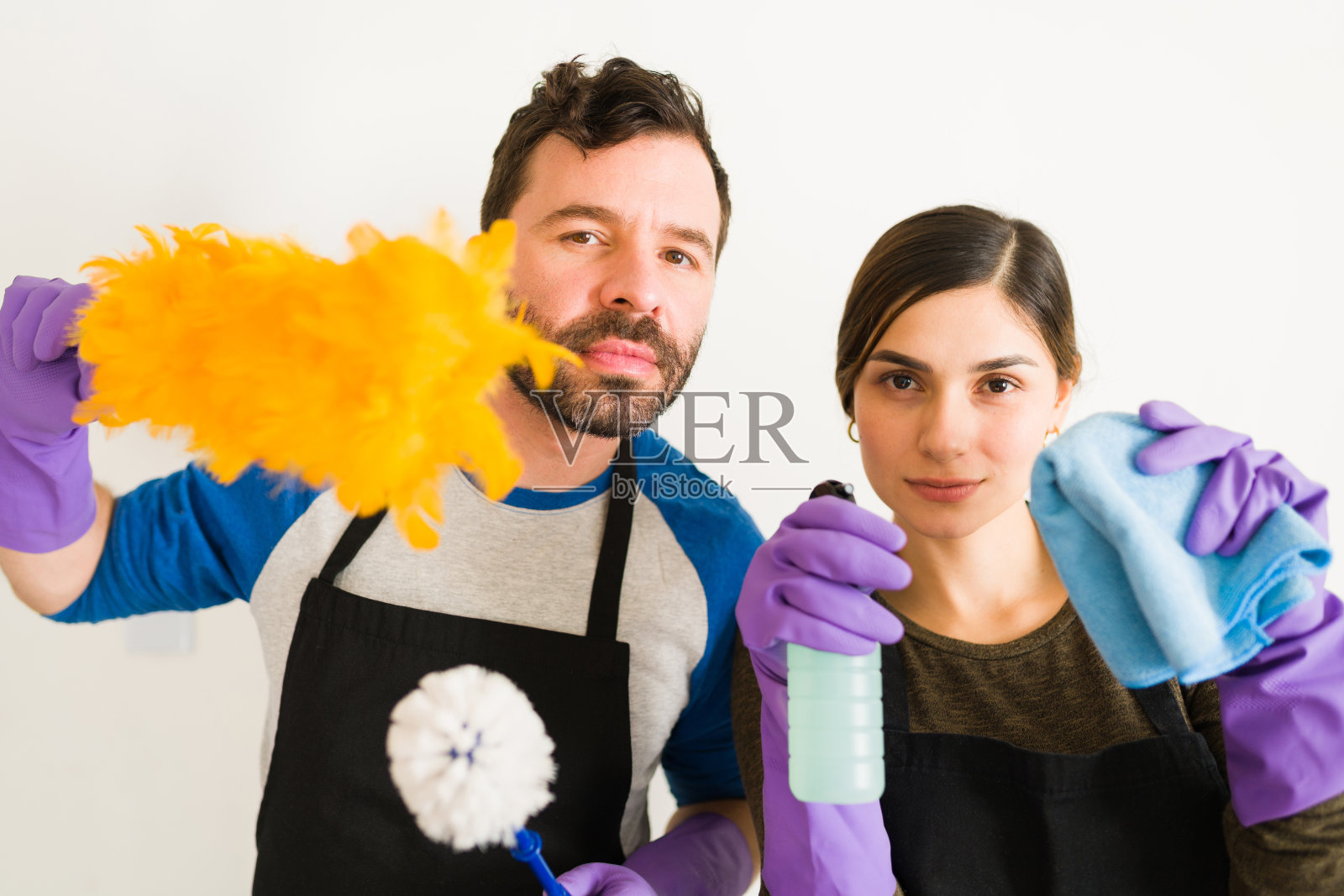 一对认真的情侣准备打扫了照片摄影图片