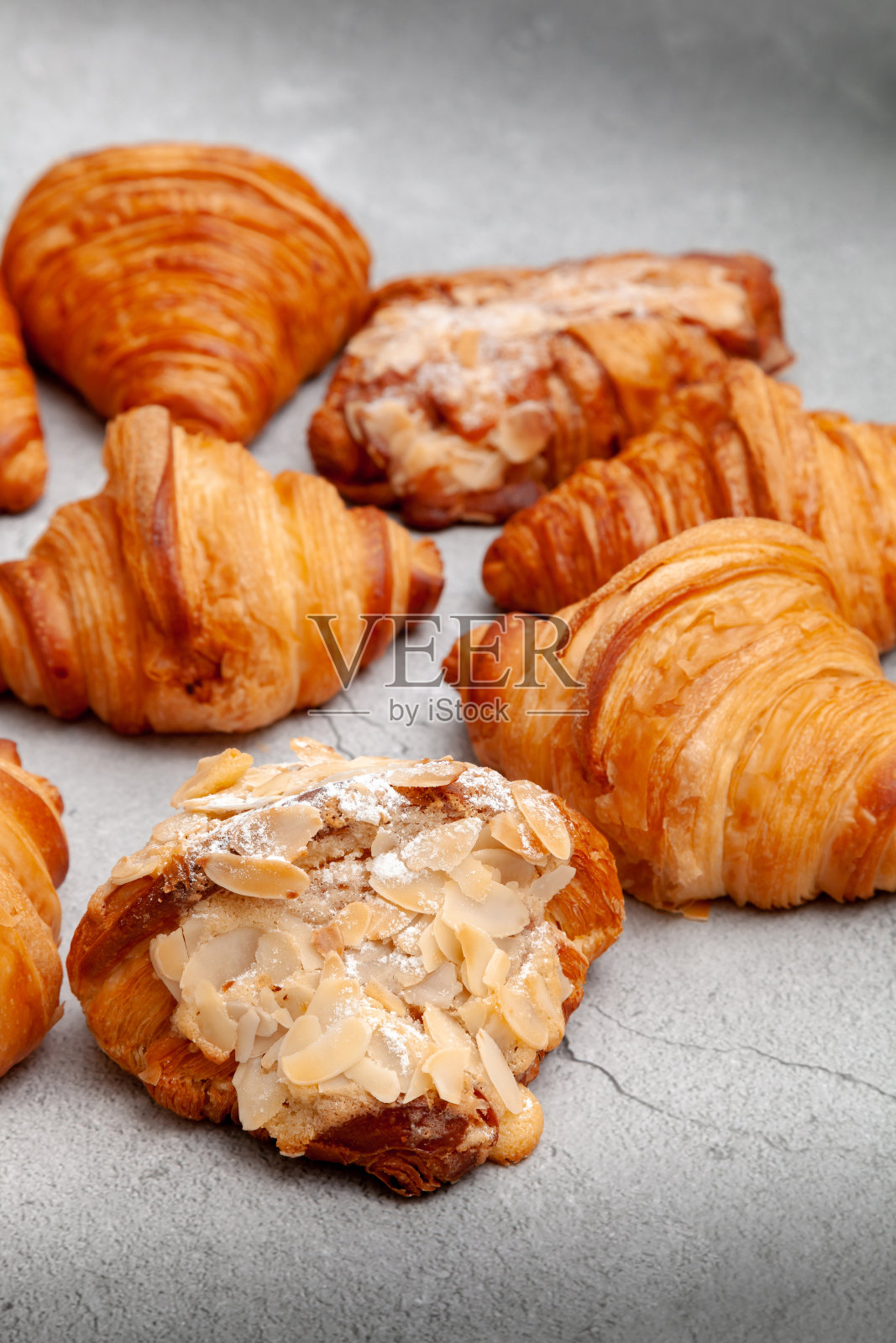 水泥背景下的新鲜烤牛角面包照片摄影图片