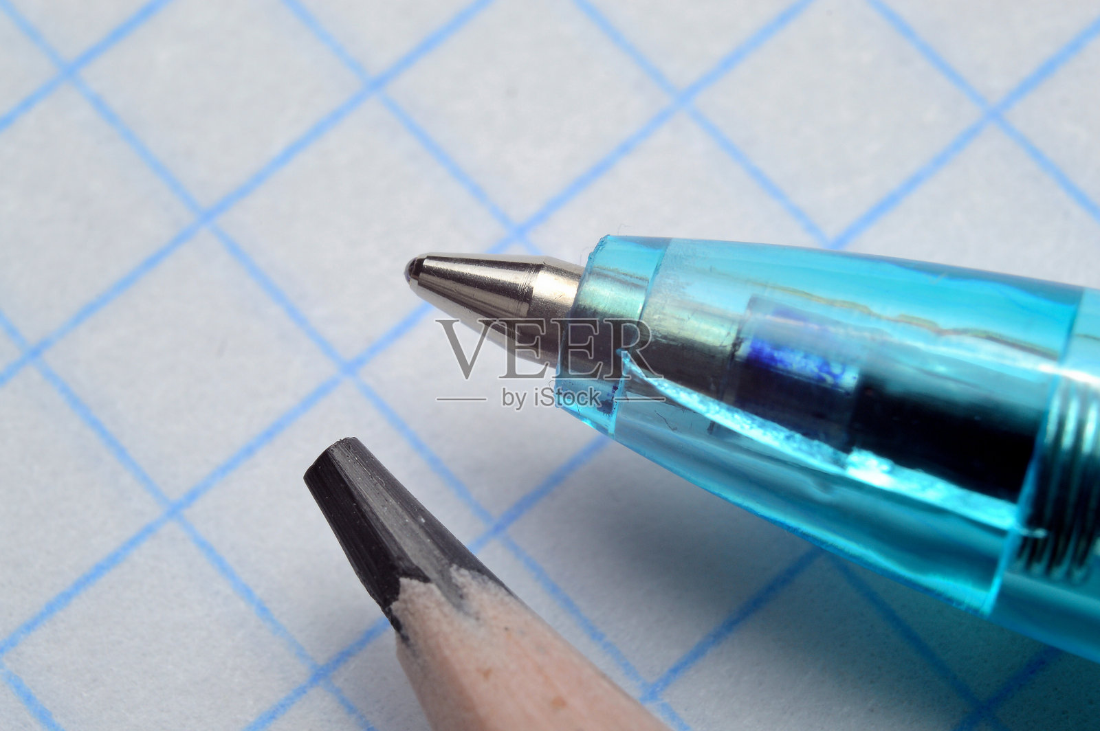 铅笔和圆珠笔在一个方形的笔记本上。近距离照片摄影图片