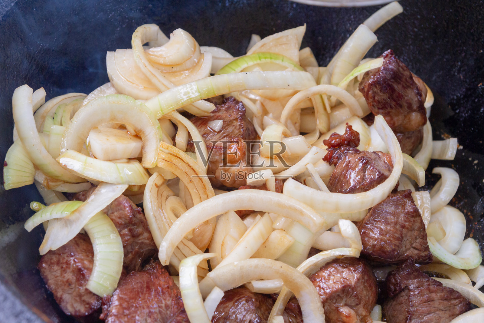 夏天在外面的烤架上用大锅煮肉饭照片摄影图片