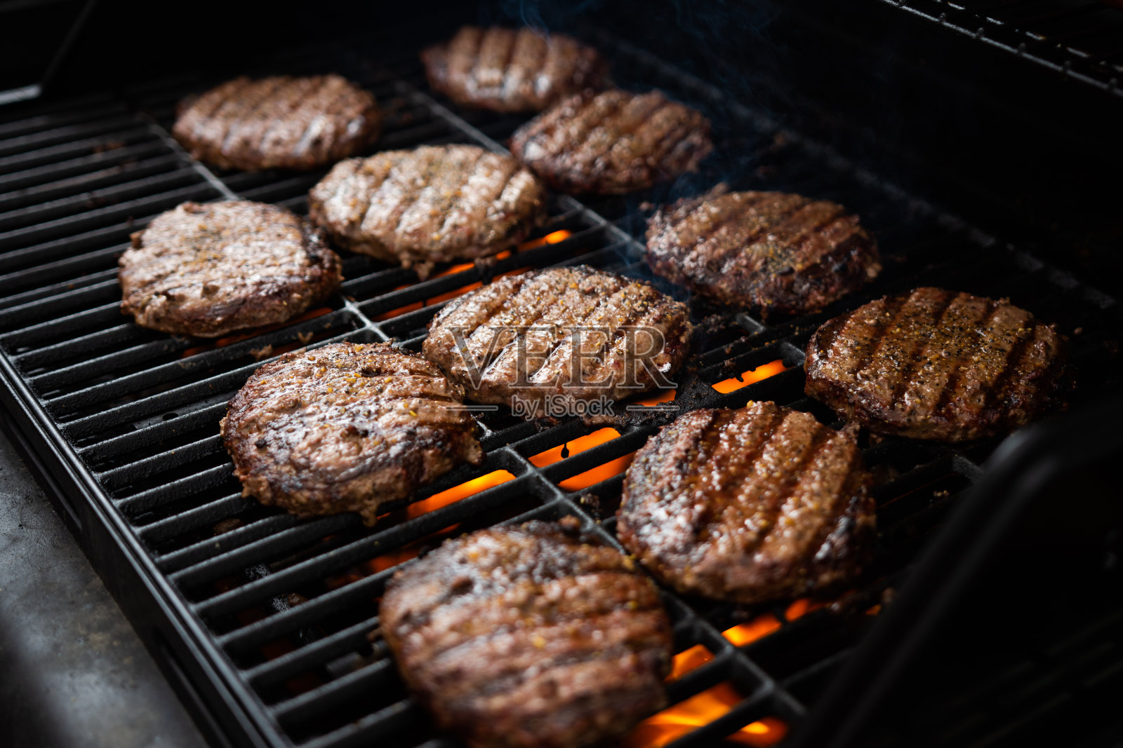 在后院烧烤汉堡照片摄影图片