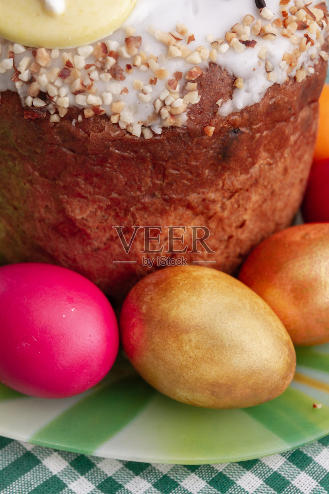 复活节蛋糕和复活节彩蛋都在盘子里照片摄影图片