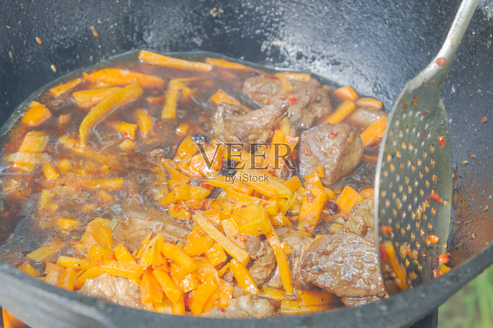 夏天在外面的烤架上用大锅煮肉饭照片摄影图片