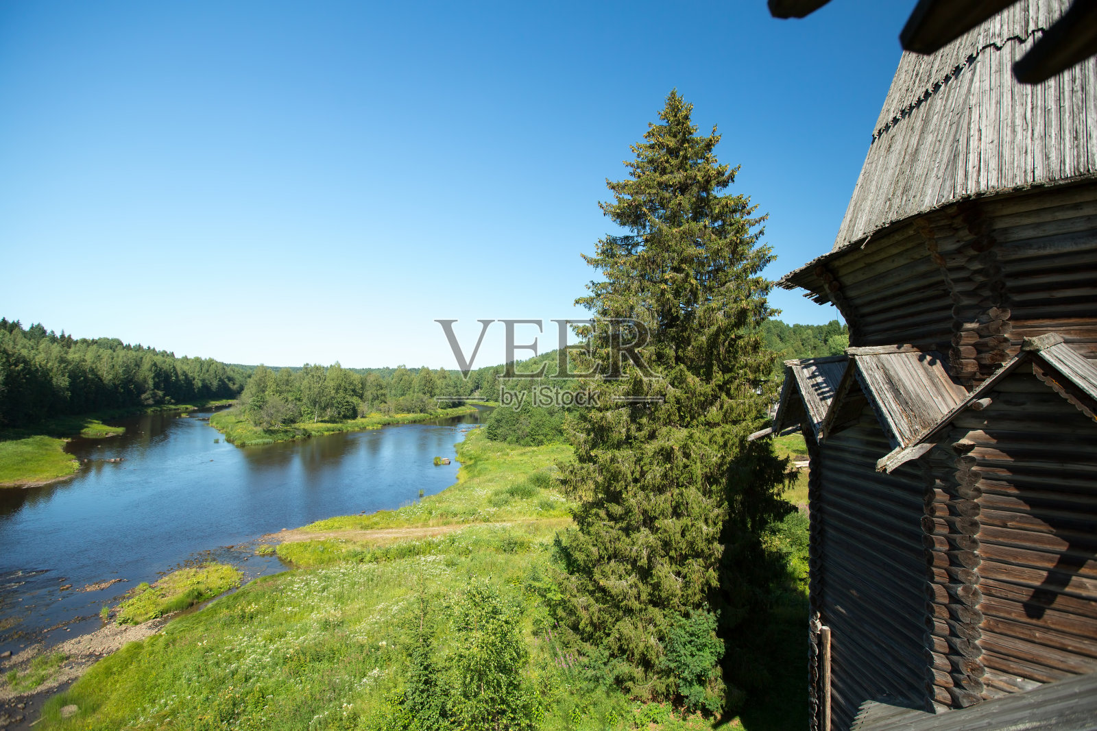 俄罗斯北部古老的木制教堂碎片。照片摄影图片