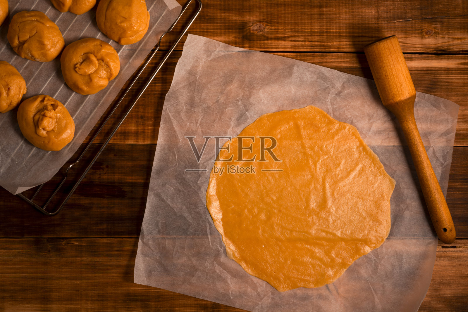 面团烘焙蛋糕或面包和厨房用具在木制的乡村厨房桌子上烘焙主题的背景。照片摄影图片