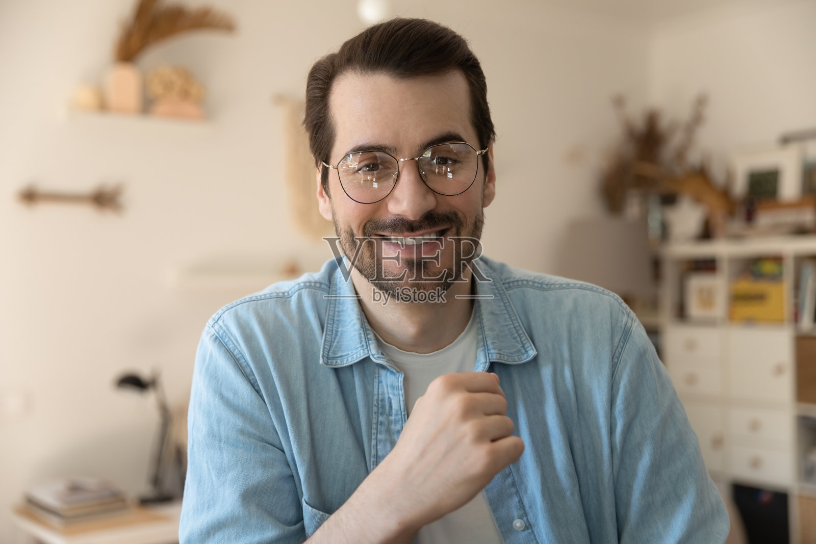 头像微笑的男子戴着眼镜进行视频通话照片摄影图片