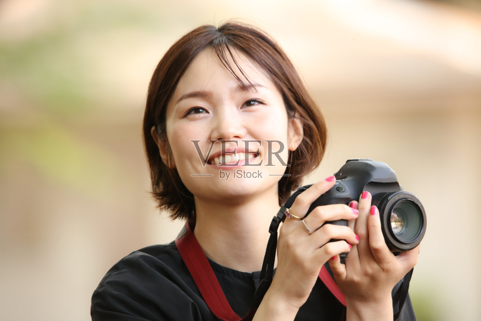 女人在拍照照片摄影图片