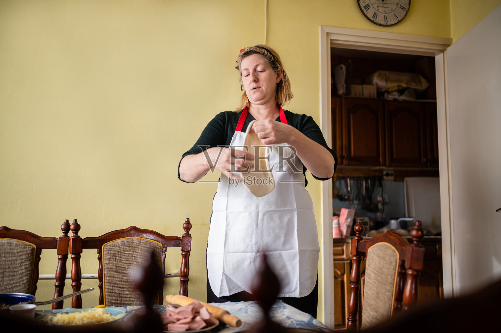 妈妈准备披萨的照片照片摄影图片