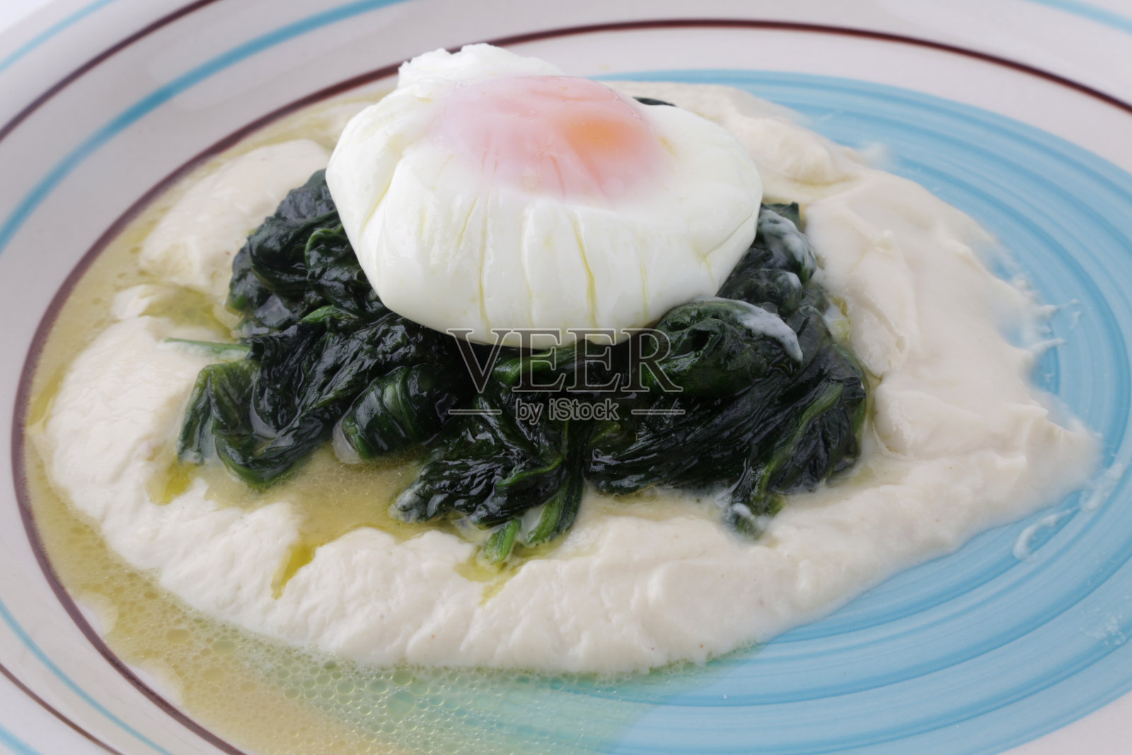 土豆加菠菜和煮鸡蛋是低碳水化合物的饮食照片摄影图片