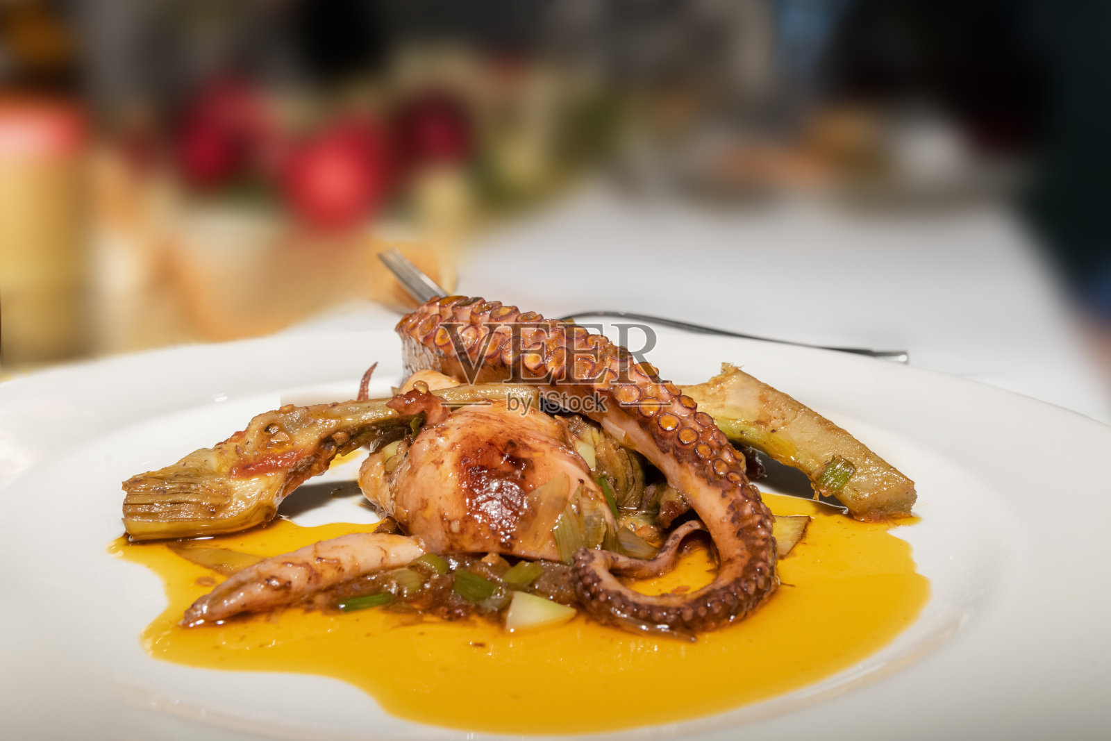 美味的章鱼和洋蓟盘照片摄影图片