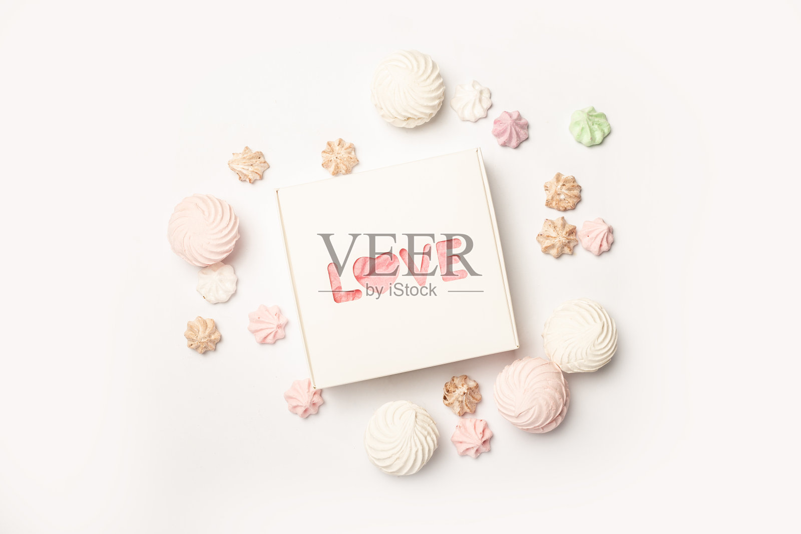 礼盒和糖果在一个轻的背景。情人节组成。横幅。平躺，俯视图照片摄影图片