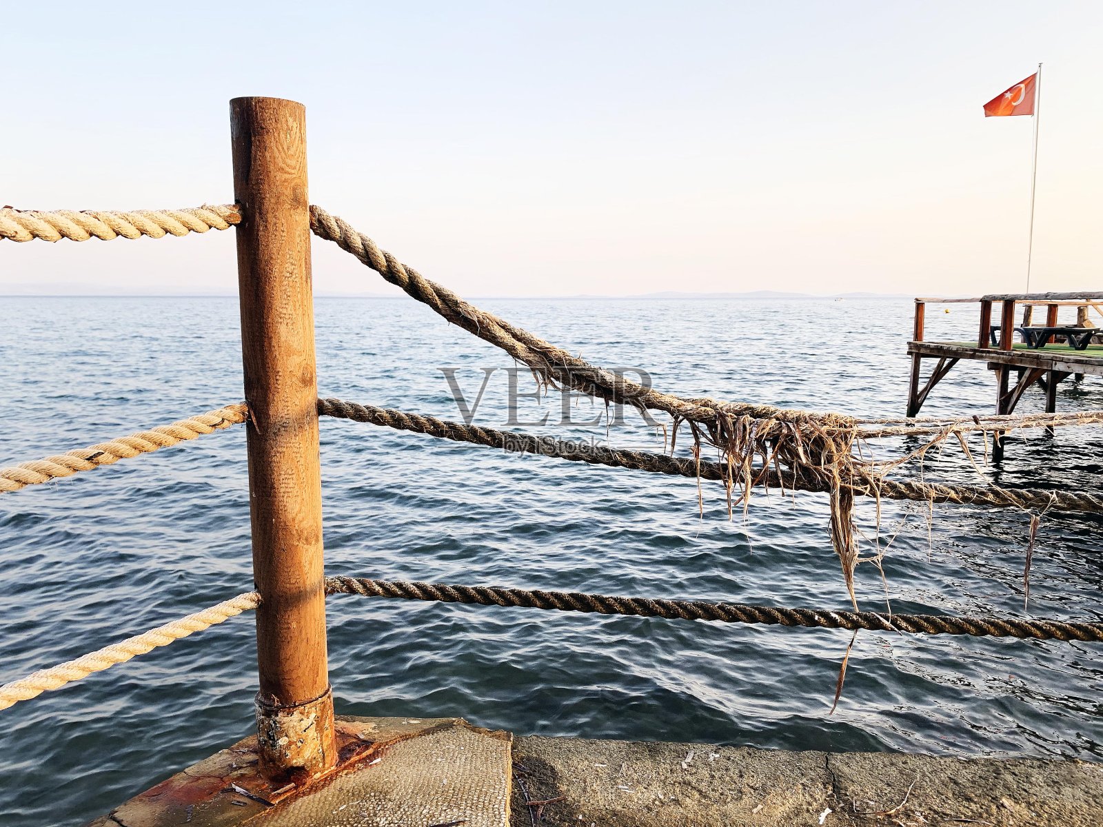 甲板，海上木制码头照片摄影图片
