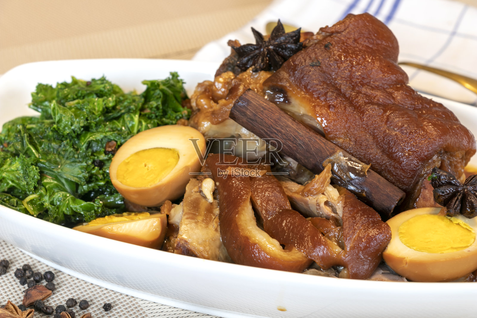 红烧猪腿是中国风味的菜。照片摄影图片