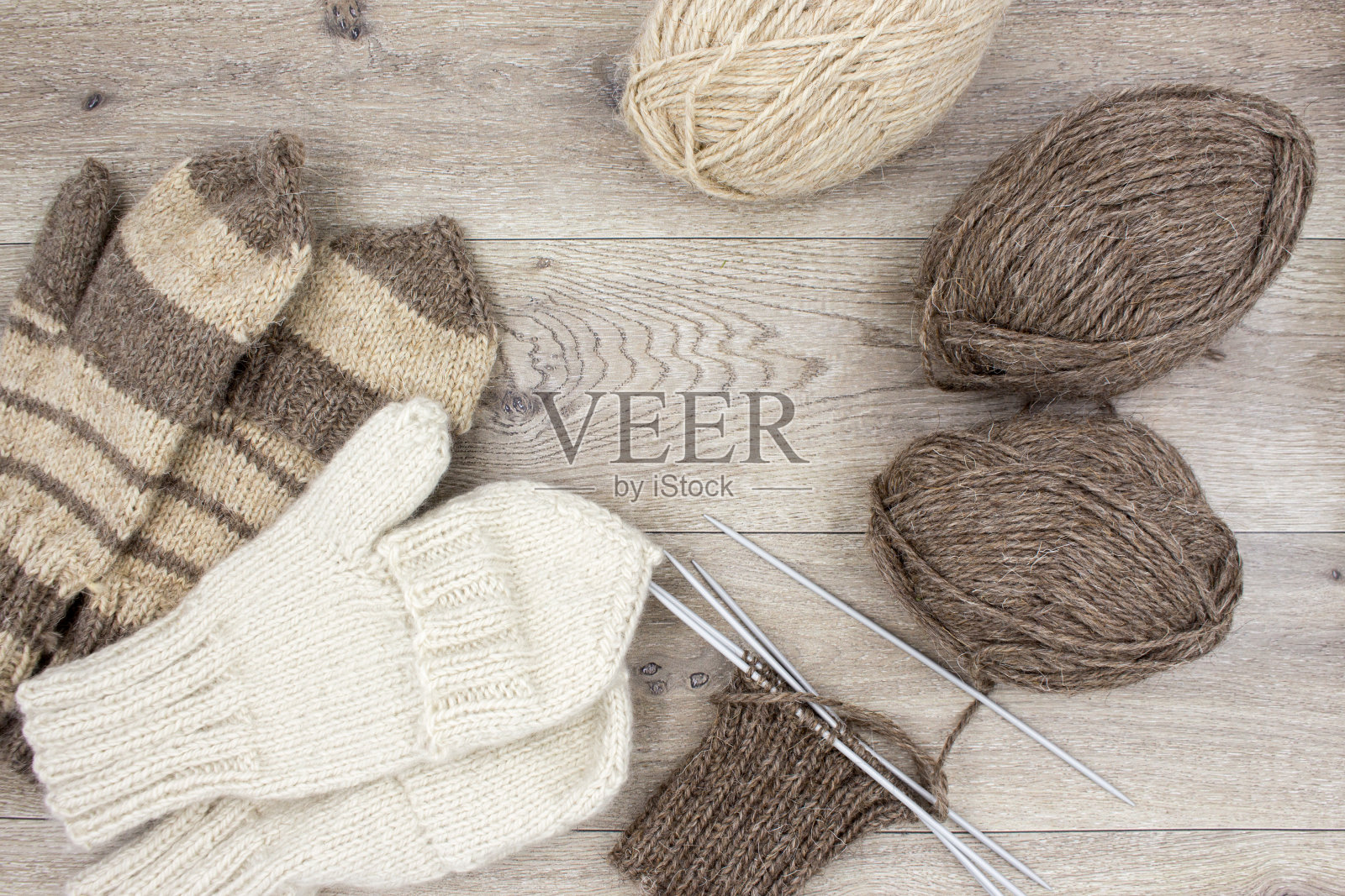 用皮瓣编织的连指手套照片摄影图片