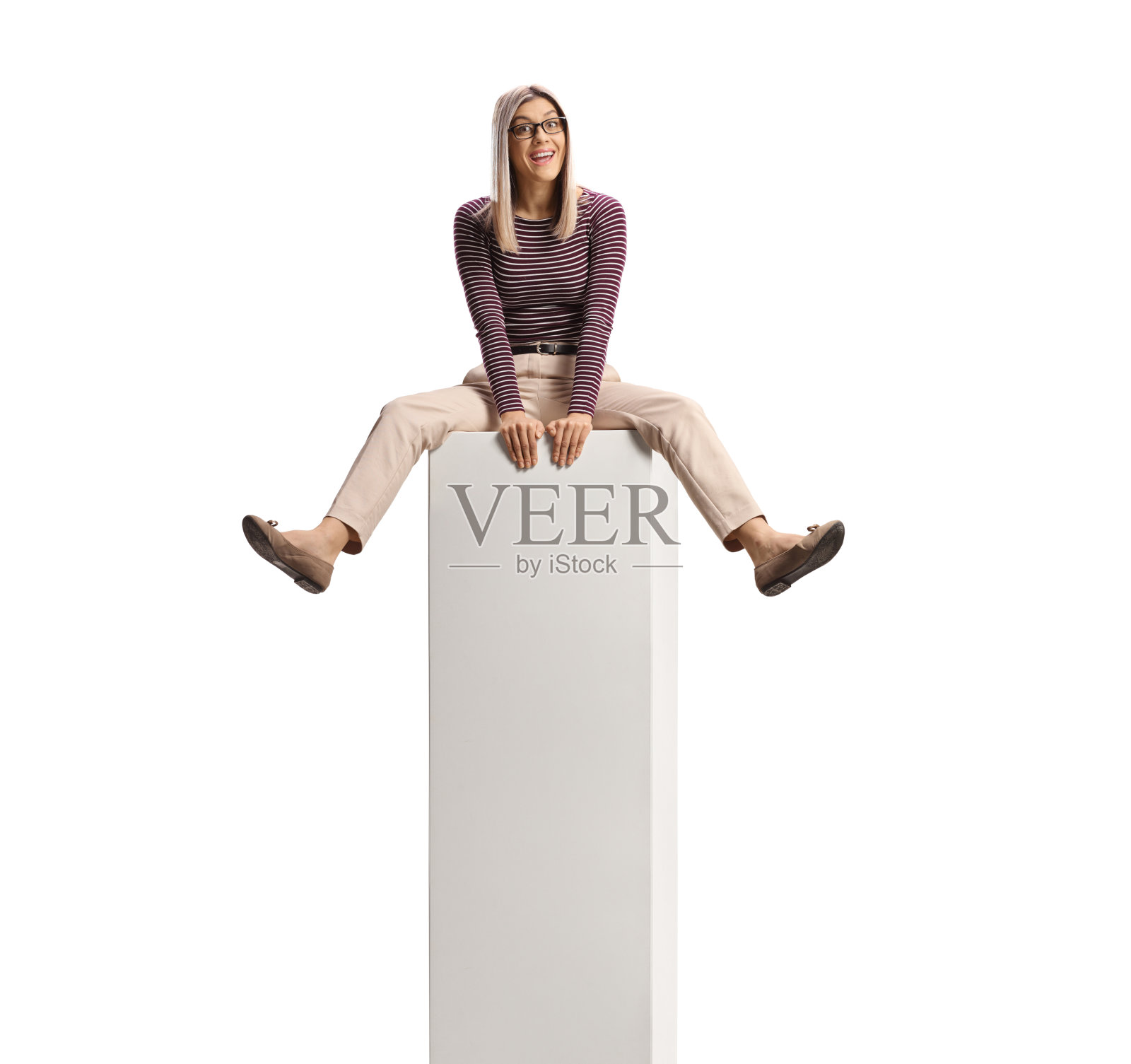 坐在白色圆柱酒吧里的快乐的年轻女子照片摄影图片