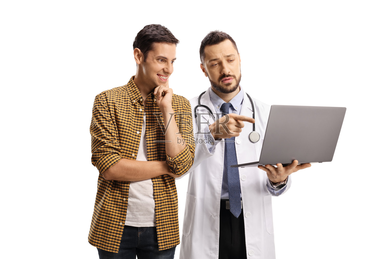 一个年轻的男病人向医生展示一台笔记本电脑，并指着屏幕照片摄影图片