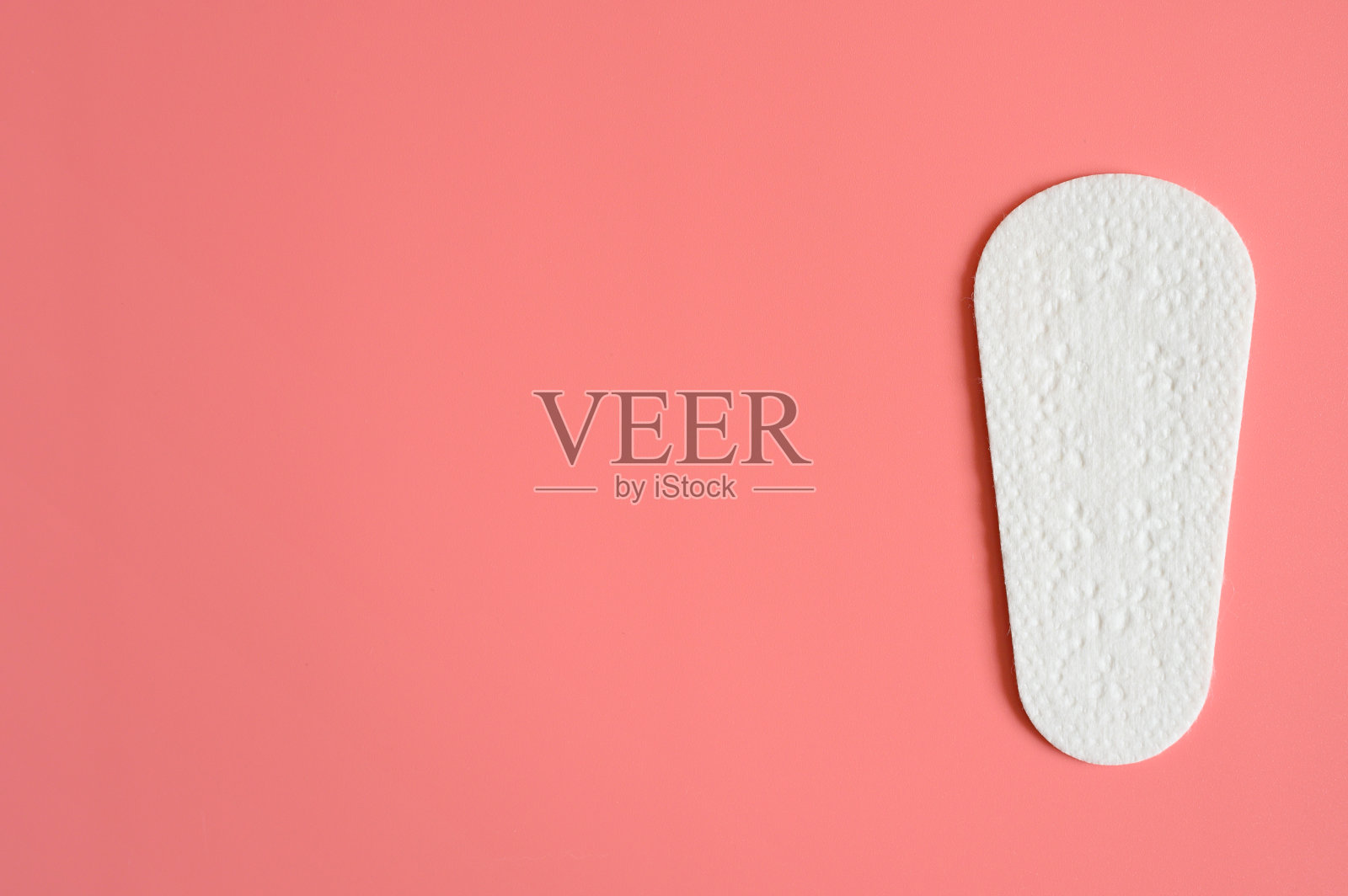 一个纯空的女性每日一次性月经卫生巾或餐巾，粉红色的背景照片摄影图片