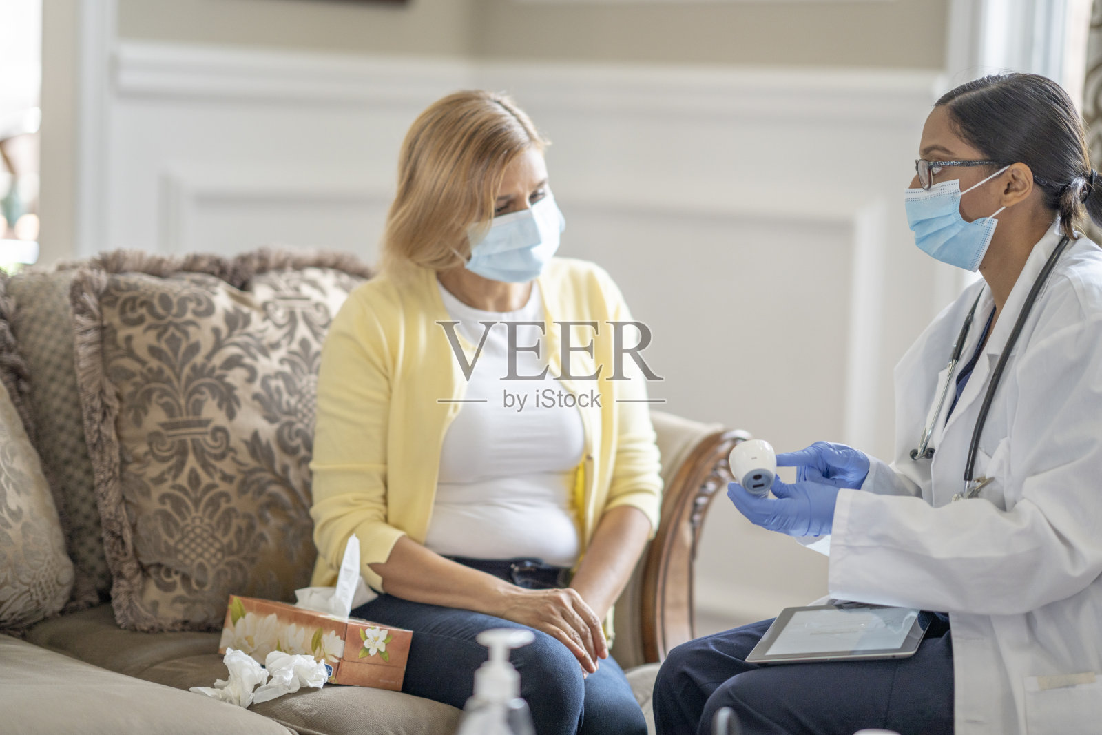 我们正在用数字体温计给你量体温照片摄影图片