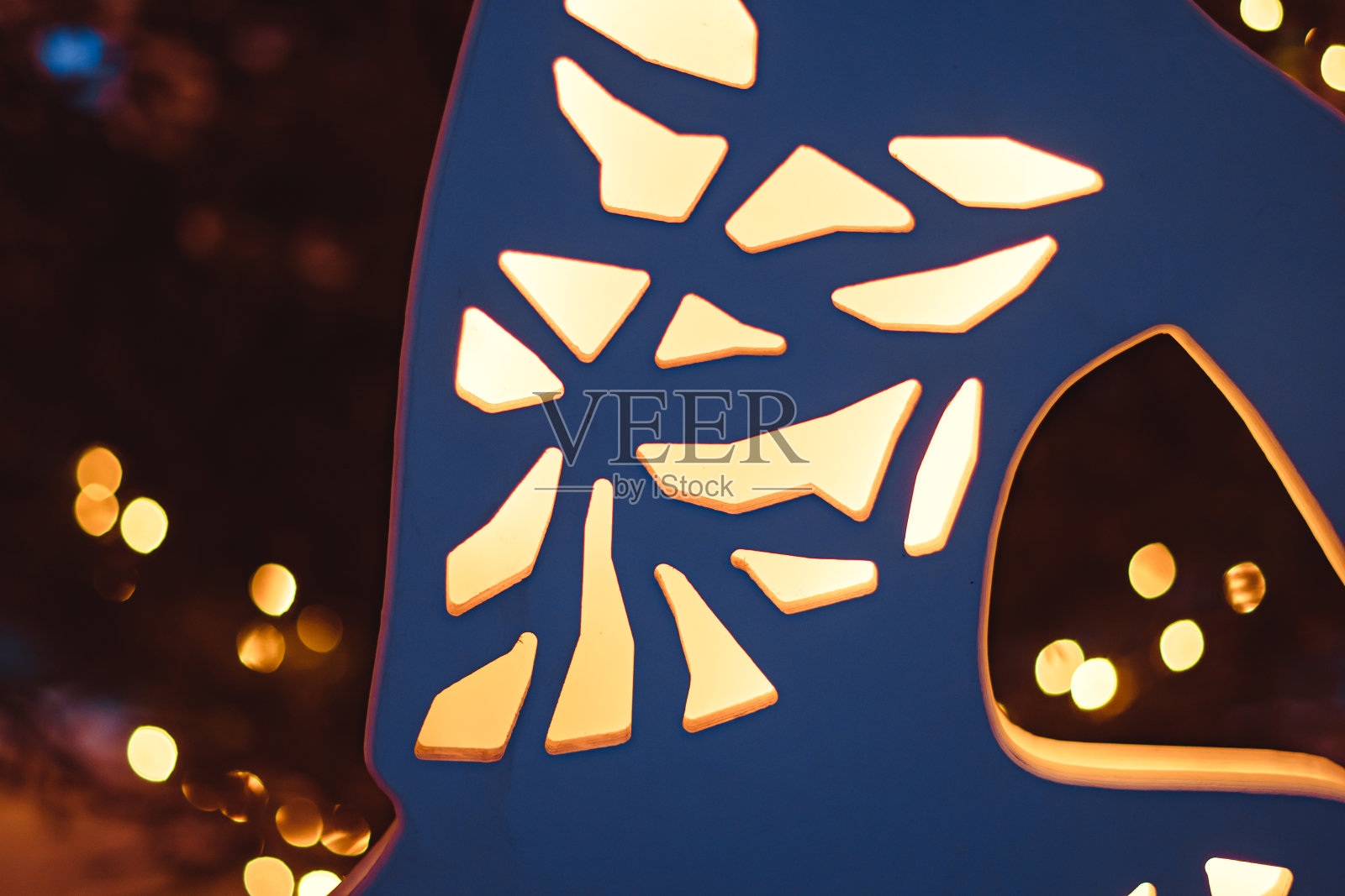 花环在街上美丽的灯光在模糊的焦点照片摄影图片