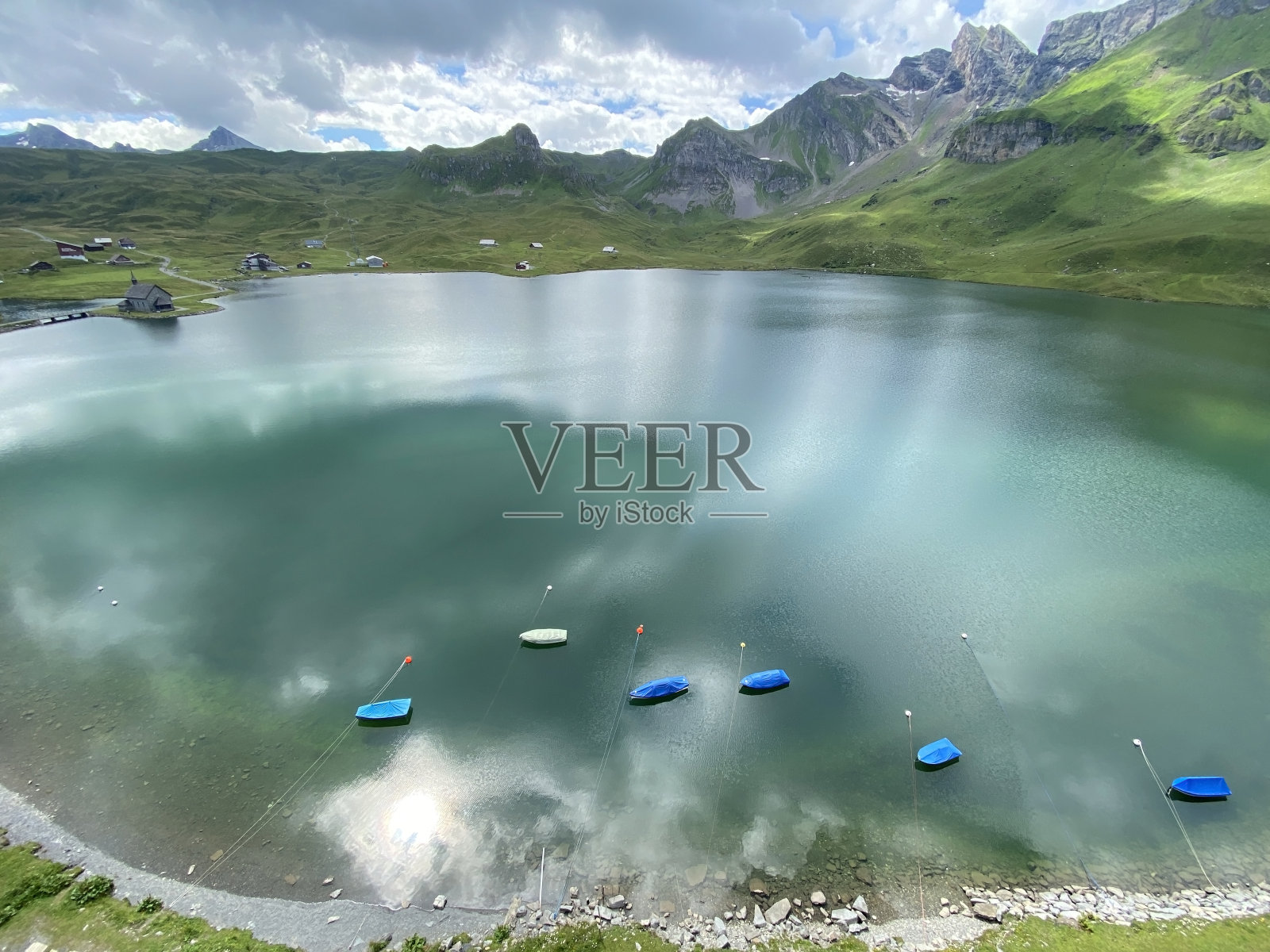 瑞士奥布瓦尔登州梅尔赫塔尔(坎顿奥布瓦尔德，瑞士)乌里阿尔卑斯山山区梅尔赫人工湖上的小船。照片摄影图片