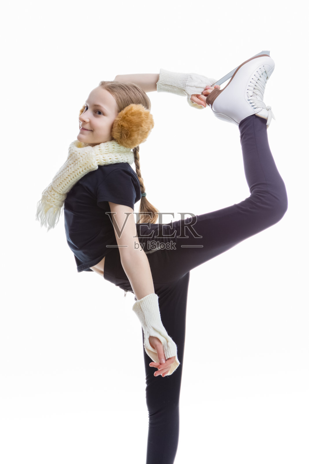 小白人女性花样滑冰女孩伸展腿肌肉和在刀片上拿着溜冰鞋。在白色的背景下。垂直拍摄照片摄影图片