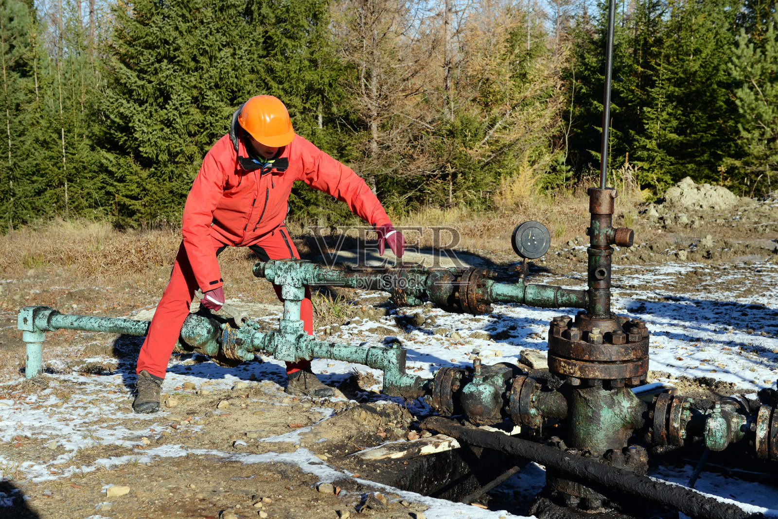 自画像еngineer为山区的石油和天然气生产照片摄影图片