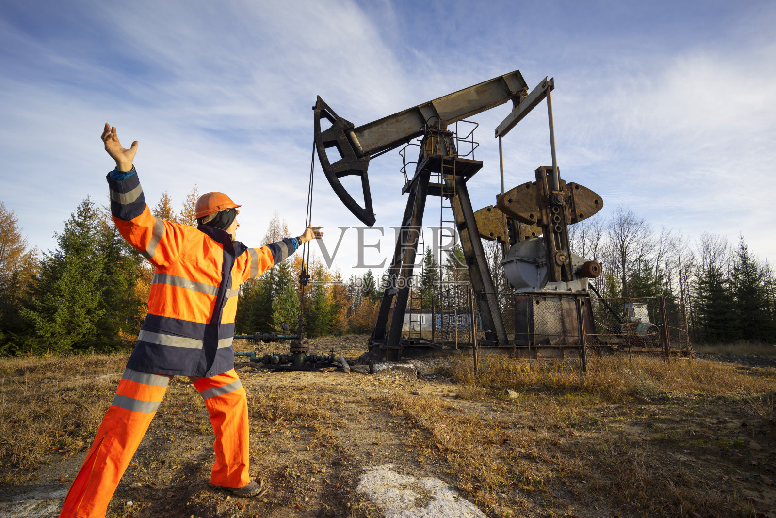 自画像еngineer为在山区生产石油和天然气照片摄影图片